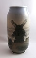 Königliches 
Kopenhagen. 
Große Vase mit 
Motiv einer 
Mühle. Modell 
2324 - 2306. 
Höhe 29 cm. (1 
Wahl)