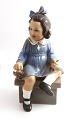 Dahl Jensen. 
Porzellanfigur. 
Mädchen mit 
Beeren „Else“. 
Modell 1207. 
Höhe 19 cm. (1 
Wahl)