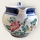 Syberg-Keramik, 
Blauer Krug mit 
Blumen, 11 cm 
hoch, 18 cm 
breit, Design 
Lars Syberg 
*Guter Zustand*
