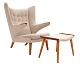 Hans J. Wegner "Papa Bear"-Stuhl mit Fussbank. Beide aus Teak und Eiche. AP19 
und AP29. Gut erhalten. Kleine Gebrauchsspuren