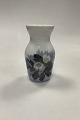 Royal 
Copenhagen Art 
Nouveau Vase 
No. 366/95. 
Måler 15,5 cm / 
6,10 in. 
1. Sortering 
med få ...