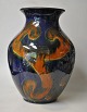 Dänischer 
Keramiker (20. 
Jahrhundert): 
Große 
Bodenvase. 
Glasierter Ton. 
Glasuren in 
Gelb, Rot, ...