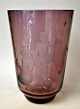 Glasvase, 
violett, 1949, 
Kumelo OY, 
Finnland. 
Design: Sulo 
Tommola. 
Gravierte 
Dekorationen 
mit ...