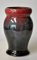 Michael 
Andersen & Søn, 
Vase, Dänemark 
des 20. 
Jahrhunderts. 
Glasur in Rot, 
Grün und 
Schwarz. ...