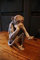Bing & Grøndahl 
porselænsfigur 
af siddende abe 
der ...