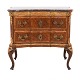 Nussbaumfurnierte 
und teilweise 
vergoldete 
Kommode mit 
Marmorplatte
Altona um 
1760-70
H: 76cm. ...
