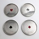 Michelsen. 
Tabletts aus 
Sterling für 
glas mit 
Spielkartenlogo 
(925). 
Durchmesser 7,4 
cm. Nur als ...