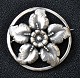 Brosche mit 
Blume aus 
Sterlingsilber, 
Heinrich 
Nicolaus Peder 
Pedersen 
(1913-1957), 
Kopenhagen, ...
