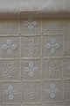 An altes 
Tischtuch
Mit Stickerei 
in weiss, - 
handgemacht und 
sehr schön
Um 124cm x 
122cm
In ...