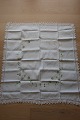An altes 
Tischtuch
Mit Stickerei 
in Farben, - 
handgemacht
Um 103cm x 
95cm
In gutem ...
