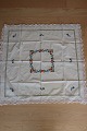 An altes 
Tischtuch
Mit Stickerei 
in Farben, - 
handgemacht
Um 100cm x 
96cm
In gutem ...