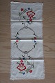 An altes 
Tischtuch
Mit Stickerei 
in Farben, - 
handgemacht
Um  60cm x 
30cm
In gutem ...