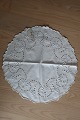 An altes 
Tischtuch
Mit Stickerei 
in Weiss, - 
handgemacht
Durch: 52cm  
In gutem ...