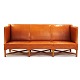 Kaare Klint 
Sofa 4118 
bezogen mit 
patiniertem 
Naturleder in 
einem sehr 
schönen Zustand
Beine ...