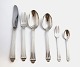 Hans Hansen. 
Besteck Nr. 6. 
Besteck aus 
Sterlingsilber 
für 12 Personen 
(925). 
Bestehend aus: 
...