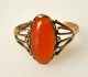 8 Karat 
Goldring mit 
poliertem 
Bernsteinstück, 
Josef Kahn, 
Kopenhagen 
(nach 1935), 
Dänemark. ...