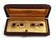 Manschettenknöpfe 
aus 
italienischem 
Gold aus 18 
Karat mit 
Lapislazuli. 
Maße: 
quadratisch ca. 
1 cm.