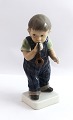 Dahl Jensen. 
Porzellanfigur. 
Junge mit 
Pfeife. Modell 
1027. Höhe 17 
cm. (1 Wahl)