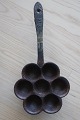 Pfanne mit vielen Vertiefungen zum Backen von 
Pfannkuchen (="æbleskiver") 
Aus Eisen
Hangemacht
7 Verstiefungen
Lock für das Aufhang
Perfekt beim Feuer, dass macht gute Stimmung, 
oder zum Aufhang
