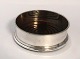 Englisches 
Weintablett aus 
Sterlingsilber 
mit Holzsockel 
(925). 
Birmingham. 
Innendurchmesser 
...