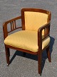 Dänischer 
Mahagonistuhl 
mit gelbem 
Stoff, 20. 
Jahrhundert 
JugenH: 85 cm. 
Breite: 60 cm. 
T.: 56 ...