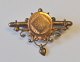 Vergoldete 
Silberbrosche, 
ca. Um 1900. 
Verziert mit 
Herz und 
vierblättrigem 
Kleeblatt. Auf 
der ...