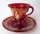 Venetian Tasse 
und Untertasse 
in rubinrot 
Glas mit 
Emaildekor, 20. 
Jahrhundert. 
Dekorationen 
mit ...