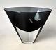 Glasschale, 
Finnland, 1959. 
Dunkles und 
klares Glas. 
Signiert: K. 
Franed. H.: 9,5 
cm. Breite: 13 
cm.