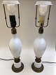 Ein Satz hoher 
Tischlampen aus 
Glas und 
Messing, 
erscheint in 
schön 
patiniertem 
Zustand. Höhe 
...