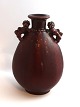 Königliches 
Kopenhagen. 
Steingut. Vase 
rot. Modell 
20877. Bode 
Willumsen. Höhe 
23 cm. (1 Wahl)