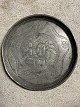 Serveringsbakke 
i tin. Udgået 
fra Mogens 
Ballin’s 
værksted 
omkring 1900. 
Skønvirkedekoration 
med ...