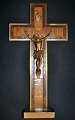 Kruzifix aus 
Bronze und Holz 
mit Intarsien, 
Frankreich ...