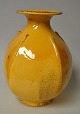 Hammersh&oslash;j, 
Svend (1873 - 
1948) 
D&auml;nemark: 
Cadniumgelbe 
Vase. 
Hergestellt bei 
H.A ...