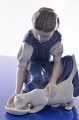 Royal 
Copenhagen 
Porzellan 
Figur. "Mädchen 
giebt der Katze 
Milch" nr. 421. 
Höhe 15 cm. ...