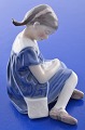Royal 
Copenhagen 
Porzellanfigur, 
Mädchen sitzend 
mit Puppe Nr. 
400. Höhe 9 cm. 
Tadelloser ...
