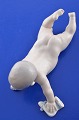 Königliche 
Porzellan. 
Royal 
Copenhagen 
Figuren, Baby 
mit Socke nr. 
112. Länge 15,5 
cm. ...