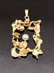 14 carat gold 
modern pendant 
with genuine 
pearl