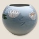 Bing & 
Gröndahl, Vase, 
mit 
Seerosenmotiv 
Nr. 6411, 10 cm 
hoch, 12 cm 
Durchmesser, 3. 
Klasse ...
