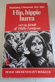 Dagligdag i Danmark, bind 5 af 8
- 1945-1985
Hip, Hip, Hurra
- set og fortalt af Mali Lindgren
1965-1970
Peter Asschenfeldt's Bogklub
Dette eksemplar er bind 4 = DKK 55,-
Hele serien på 8 bind = Samlet pris DKK 600,-
In gutem Zustand