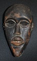 Afrikanische 
geschnitzte 
Holzmaske, 
frühes 20. 
Jahrhundert. H: 
20 cm.
Spannendes 
Stück!