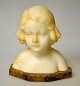 Goldschneider, 
Friedrich 
(1845-1897) 
Österreich: 
Büste eines 
Mädchens. 
Alabaster auf 
gelbem ...