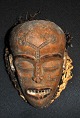 Afrikanisch 
geschnitzte 
Holzmaske, 
frühes 20. 
Jahrhundert. 
Mit 
Verzierungen 
und 
geflochtenen 
...