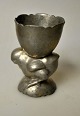 Gero-Zinn-
Eierbecher mit 
Huhn, Dänemark 
des 20. 
Jahrhunderts. 
Art Deco. 
Gestempelt. H: 
7 ...
