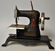 Kindernähmaschine, 
ca. 1900, 
Deutschland. 
Aus Eisen 
gefertigt. Mit 
Transferdekorationen.
 H.: 16 ...