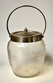 Fyens Glasværk 
Kekseimer aus 
Klarglas mit 
Schliff, ca. 
1910, Dänemark. 
Mit 
Metalldeckel 
und ...