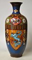 Cloisson-Vase, 
China, 19. 
Jahrhundert. 
Mit zahlreichen 
Verzierungen 
aus Drachen und 
Vogel ...