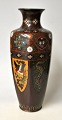 Chinesische 
Cloissonne-
Vase, 19. 
Jahrhundert. 
Polychromer 
Dekor mit 
Vögeln und 
Drachen. H.: 25 
cm.