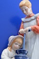 Königliche 
Porzellanfigur 
„Kersti & 
Suzanne" beim 
Käse-
/Buttermachen, 
Nr. 279 von 
7500 ...