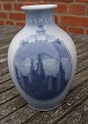 Royal 
Copenhagen 
dänisch 
Porzellan.
Rundskuedag 
Vase von Jahr 
1926 aus 1. 
Wahl, und in 
...