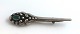 J. Svinth. 
Silberne 
Anstecknadel / 
Brosche mit 
grünem Stein 
(830). Länge 6 
cm.